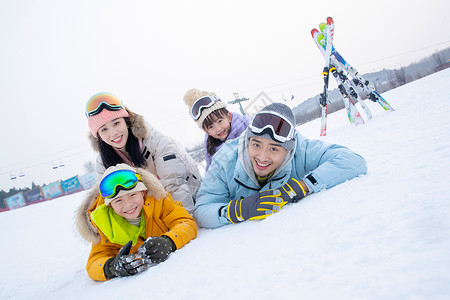 一家人到滑雪场滑雪运动高清图片