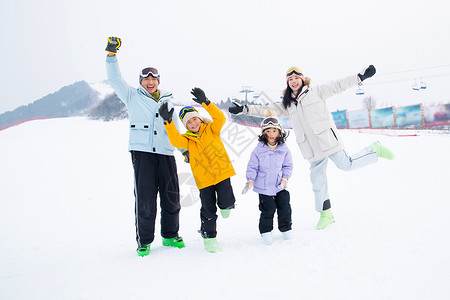 激动表情一家人到滑雪场滑雪运动背景