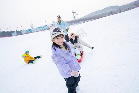 滑雪橇女孩一家人到滑雪场滑雪运动背景