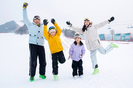 冬天小孩一家人到滑雪场滑雪运动背景