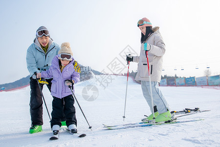 一家人到滑雪场滑雪运动雪地高清图片素材