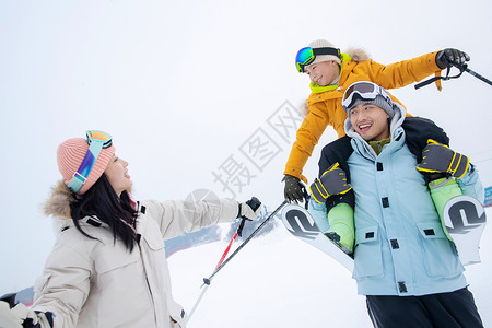 骑着摩托的男孩一家人到滑雪场滑雪运动背景