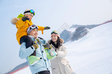 父亲骑车带孩子一家人到滑雪场滑雪运动背景