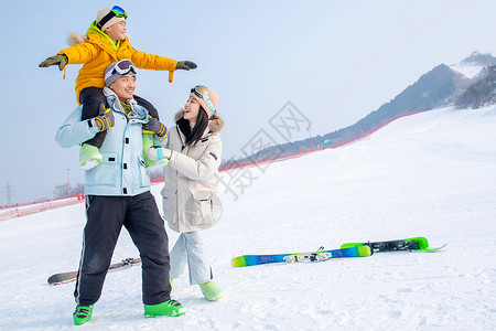 骑着玉兔的男孩一家人到滑雪场滑雪运动背景