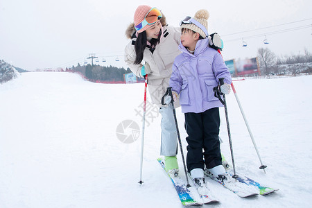 一家人到滑雪场滑雪运动成年人高清图片素材