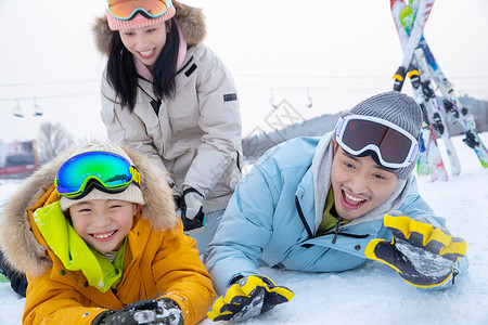 一家人到滑雪场滑雪运动关爱高清图片素材