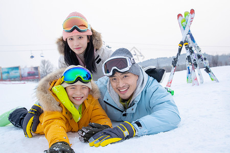 一家人到滑雪场滑雪运动季节高清图片素材