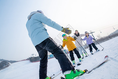 滑雪男孩女孩一家人到滑雪场滑雪运动背景