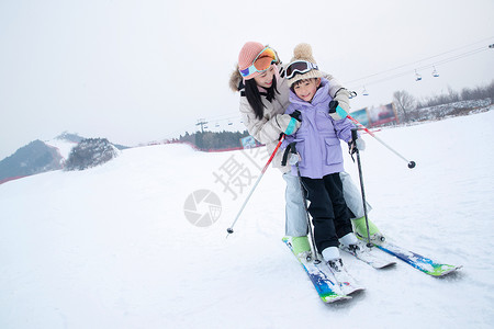 一家人到滑雪场滑雪运动亚洲高清图片素材