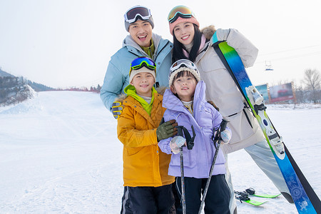 一家人到滑雪场滑雪运动站着高清图片素材