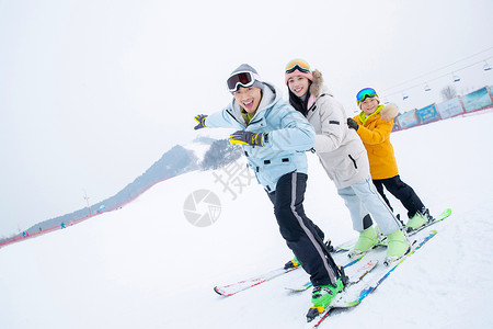雪地嬉戏一家人到滑雪场滑雪运动背景