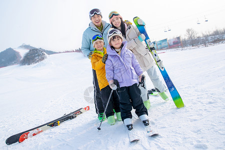 一家人到滑雪场滑雪运动手套高清图片素材