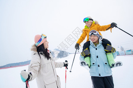 一家人到滑雪场滑雪运动中国人高清图片素材