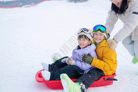 一家人到滑雪场滑雪运动高清图片