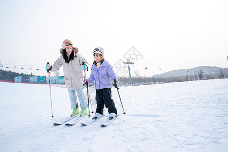 一家人到滑雪场滑雪运动享乐高清图片素材