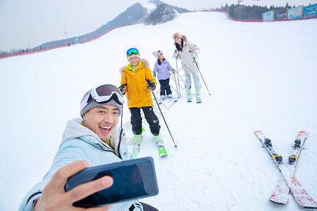 一家人到滑雪场滑雪运动冷高清图片素材
