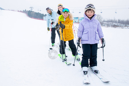 一家人到滑雪场滑雪运动郊区高清图片素材