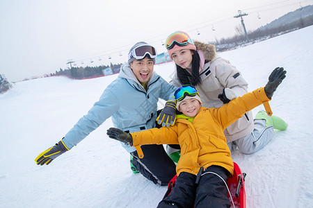 一家人到滑雪场滑雪运动享乐高清图片素材
