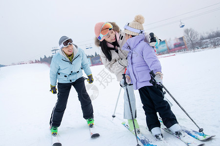 一家人到滑雪场滑雪运动周末活动高清图片素材