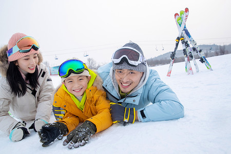 一家人到滑雪场滑雪运动男孩高清图片素材