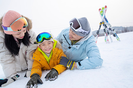 带儿子女儿冬日滑雪的父母郊游高清图片素材
