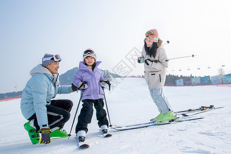 带儿子女儿冬日滑雪的父母双板高清图片素材