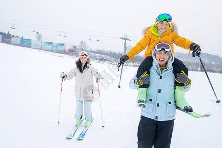 带儿子女儿冬日滑雪的父母周末活动高清图片素材