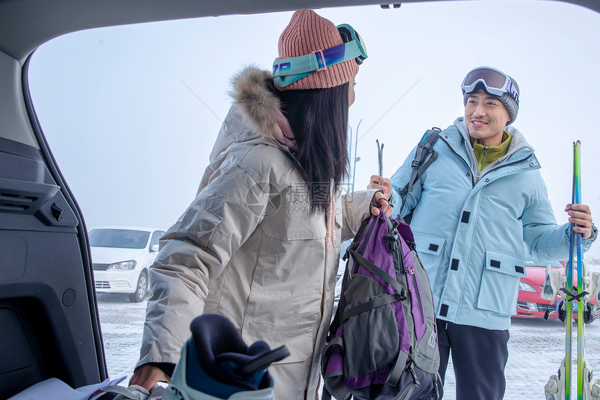 带儿子女儿冬日滑雪的父母图片