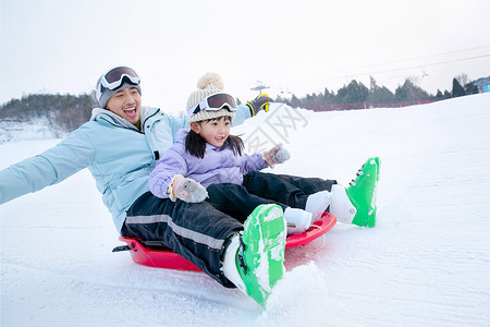 滑雪橇女孩带儿子女儿冬日滑雪的父母背景