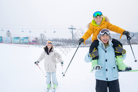 带儿子女儿冬日滑雪的父母滑雪眼镜高清图片素材