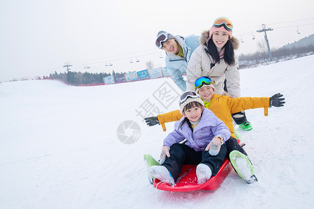 带儿子女儿冬日滑雪的父母女孩高清图片素材
