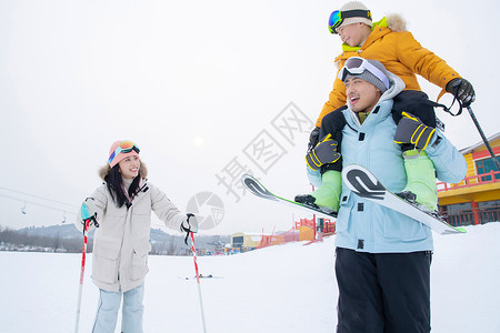 带儿子女儿冬日滑雪的父母童年高清图片素材