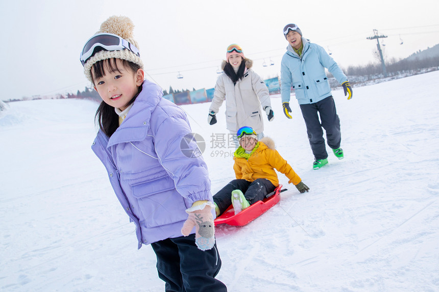 带儿子女儿冬日滑雪的父母图片