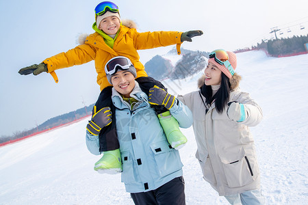 会飞的带儿子女儿冬日滑雪的父母背景