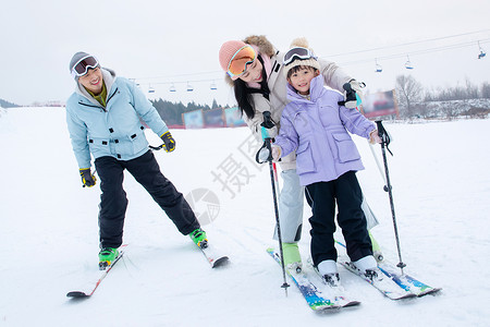 带儿子女儿冬日滑雪的父母享乐高清图片素材
