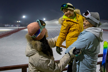 抱空调表情带儿子女儿冬日滑雪的父母背景