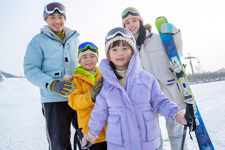 带儿子女儿冬日滑雪的父母放松高清图片素材