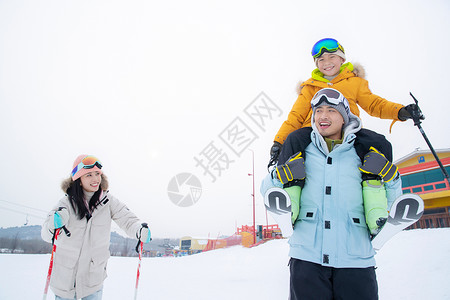 带儿子女儿冬日滑雪的父母冰雪运动高清图片素材