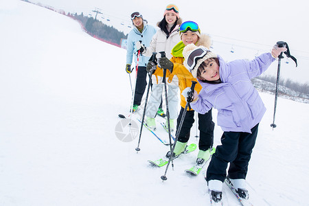 滑雪女孩带儿子女儿冬日滑雪的父母背景