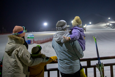 带儿子女儿冬日滑雪的父母高清图片