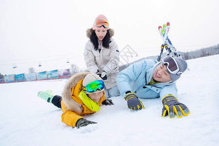 带儿子女儿冬日滑雪的父母郊游高清图片素材