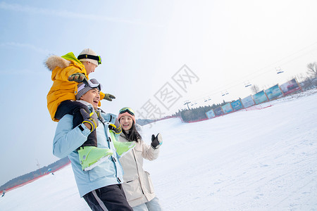 爸爸带我飞带儿子女儿冬日滑雪的父母背景