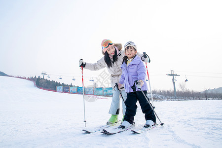 带儿子女儿冬日滑雪的父母郊区高清图片素材