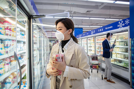 便利店橱窗购物中心青年女人在超市购物背景