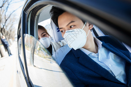保护青年情侣戴口罩乘坐汽车图片