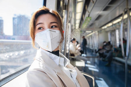 防护交通青年女人乘坐地铁图片