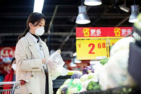 游泳用品促销货架购物中心青年女人在超市购物背景