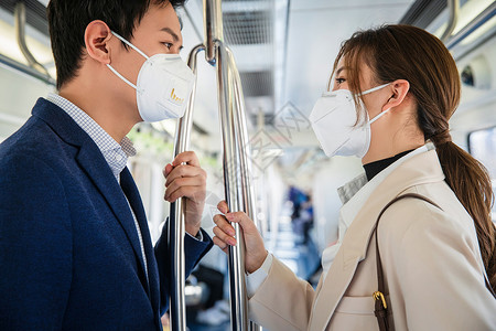 带口罩男戴口罩的青年情侣乘坐地铁背景