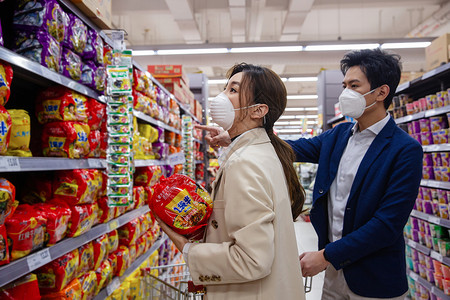戴口罩青年夫妇在超市购物图片
