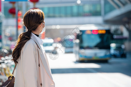 污染问题上下班商务人士青年女人戴口罩在户外行走背景